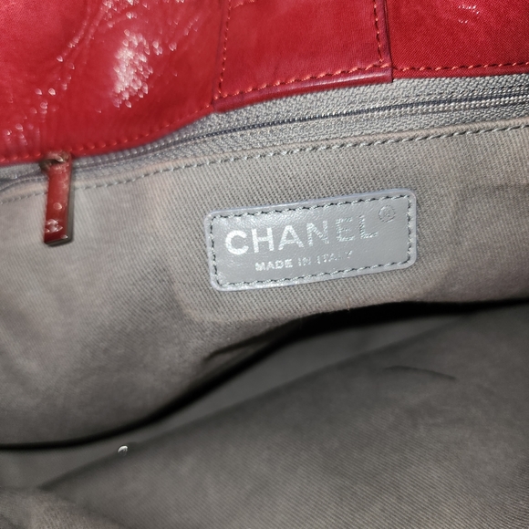 CHANEL QUILTED IREDESCENT RED CALFSKIN TOTE - Picture 10 of 17